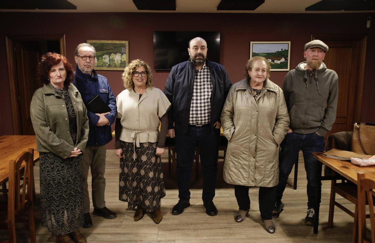 Por la izquierda, Marta de la Paz Martínez, José María Fernández, Piluca García, José Luis García Nicieza, Consuelo González y José Luis Fernández, en el centro social de Leorio, tras la asamblea del pasado mes de febrero.