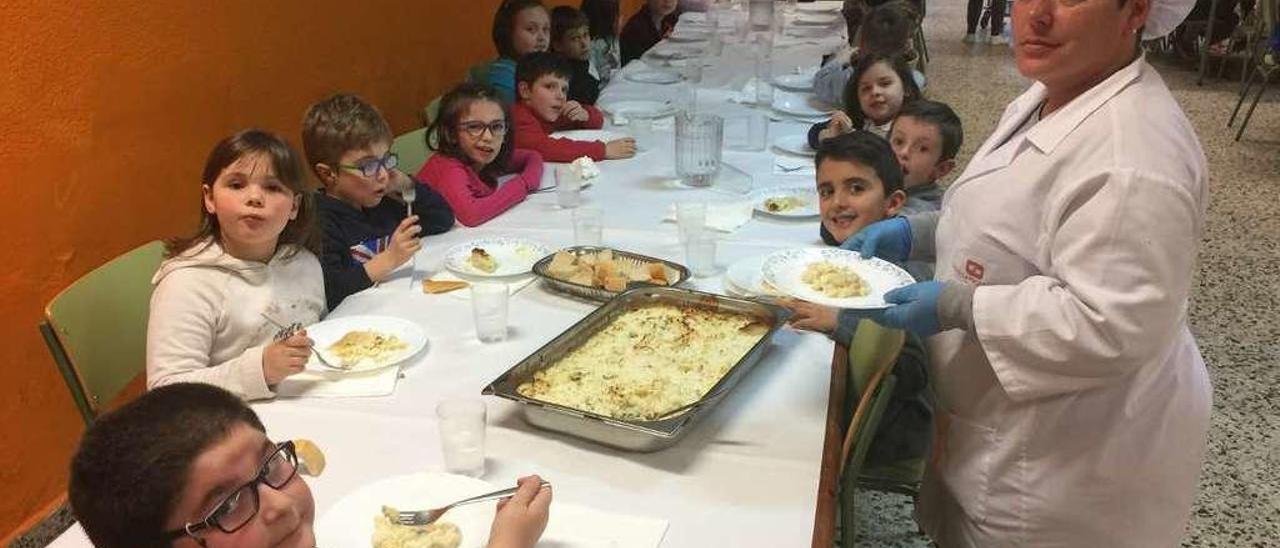 Los usuarios del comedor del colegio de Infiesto, degustando bacalao portugués ayer.