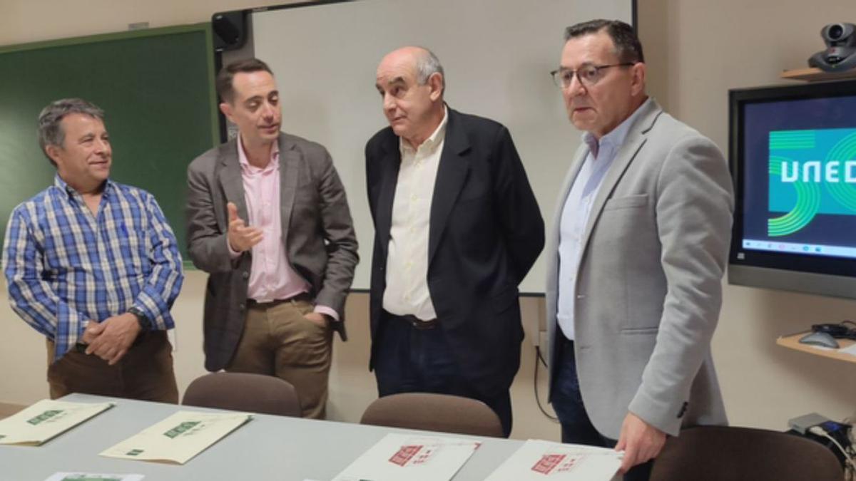 De izquierda a derecha: edil de Educación, Antonio Vega; alcalde de Benavente, Luciano Huerga; director de UNED Zamora, Antonio Rodríguez; y secretario de la UNED Zamora, José María de la Torre, en la sede de Benavente. | E. P.