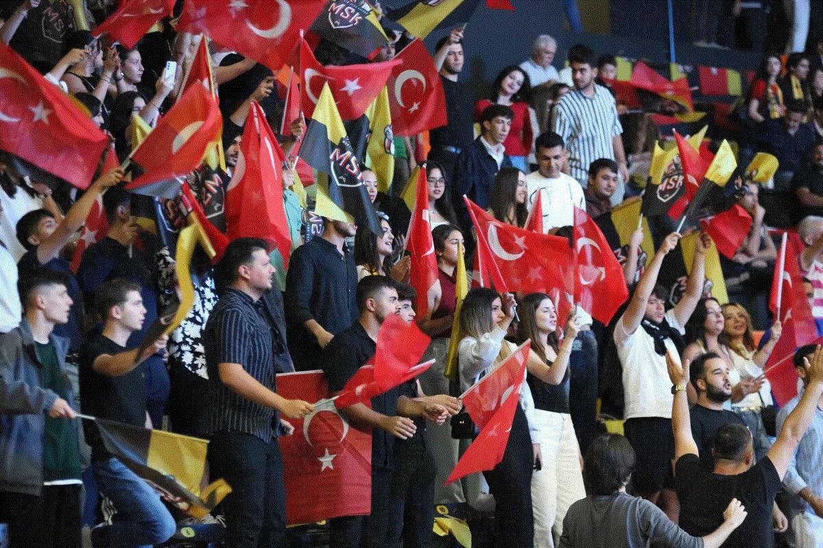 Afición del Mersin.