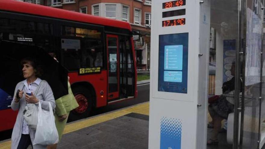 Un autobús urbano, en la parada de la Fábrica de Tabacos en General Sanjurjo. / fran martínez