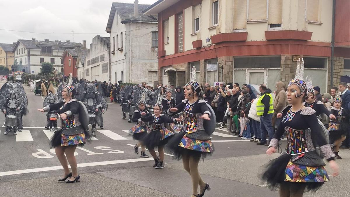 El carnaval tapiego planta cara a la lluvia