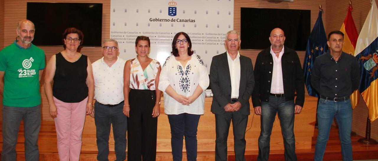 Representantes de los sindicatos juntos a Manuela Armas y Fidel Trujillo.