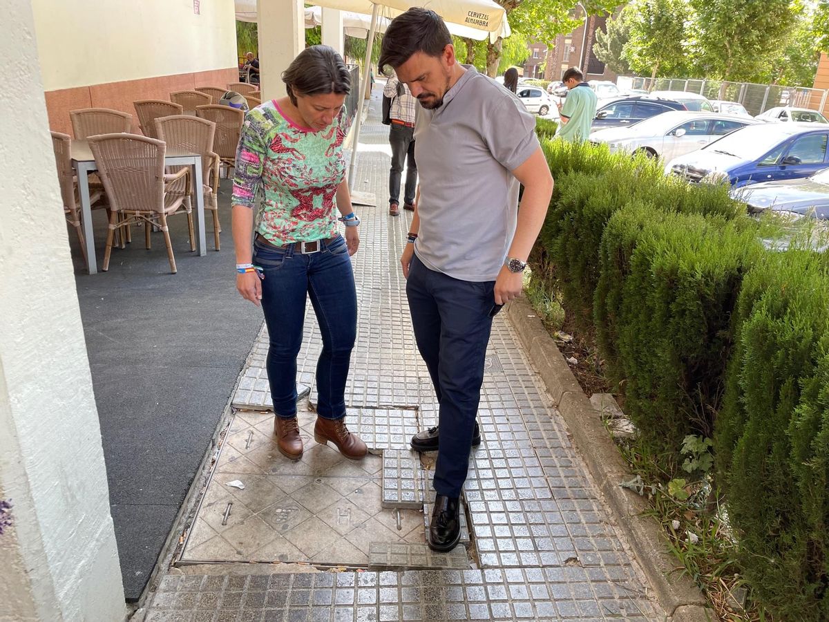Amaro en su visita a Las Abadías para conocer los desperfectos de la ciudad
