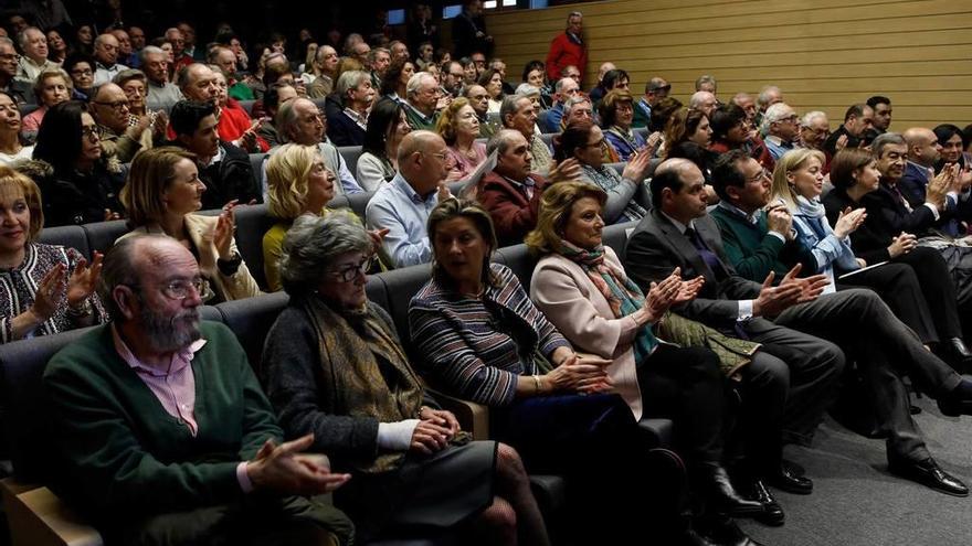 A la derecha, en primera línea, los dirigentes de Foro Gijón y Foro Asturias Fernando Couto, Cristina Coto, Carmen Moriyón y Francisco Álvarez-Cascos, durante la conferencia.