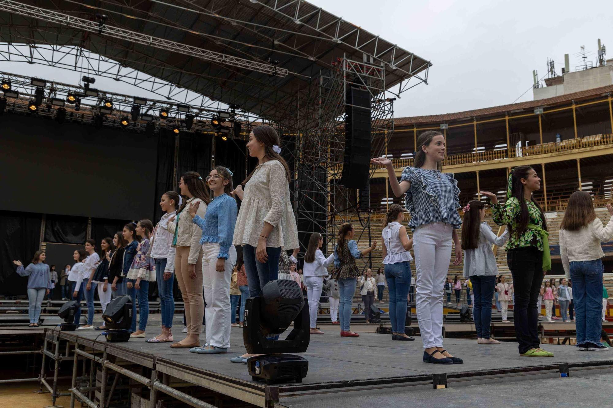 Primer ensayo de las candidatas infantiles y adultas a Bellea de Foc 2024  en la Plaza de Toros de Alicante