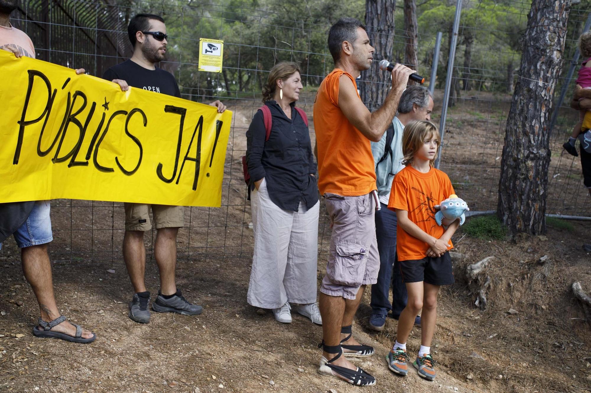 Els activistes han demanat la reobertura del camí de ronda al seu pas per Can Juncadella