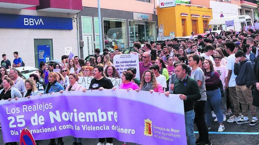 Momento de la manifestación ciudadana celebrada ayer en el centro de Los Realejos.