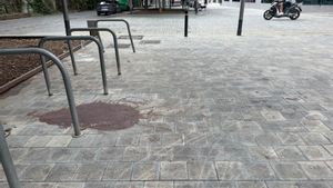 Mancha de sangre en el suelo de la calle Antoni de Capmany, tras la muerte de un chico de 16 años
