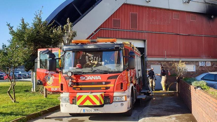 Un camión de bomberos en el parque de Balaídos. // Marta G. Brea