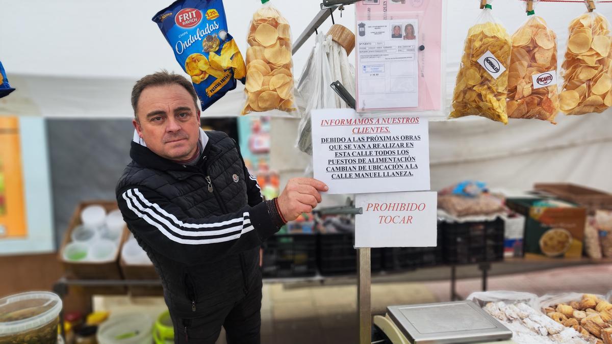 Joaquín Ramos, en su puesto, con el cartel informativo para los clientes. | A. Velasco