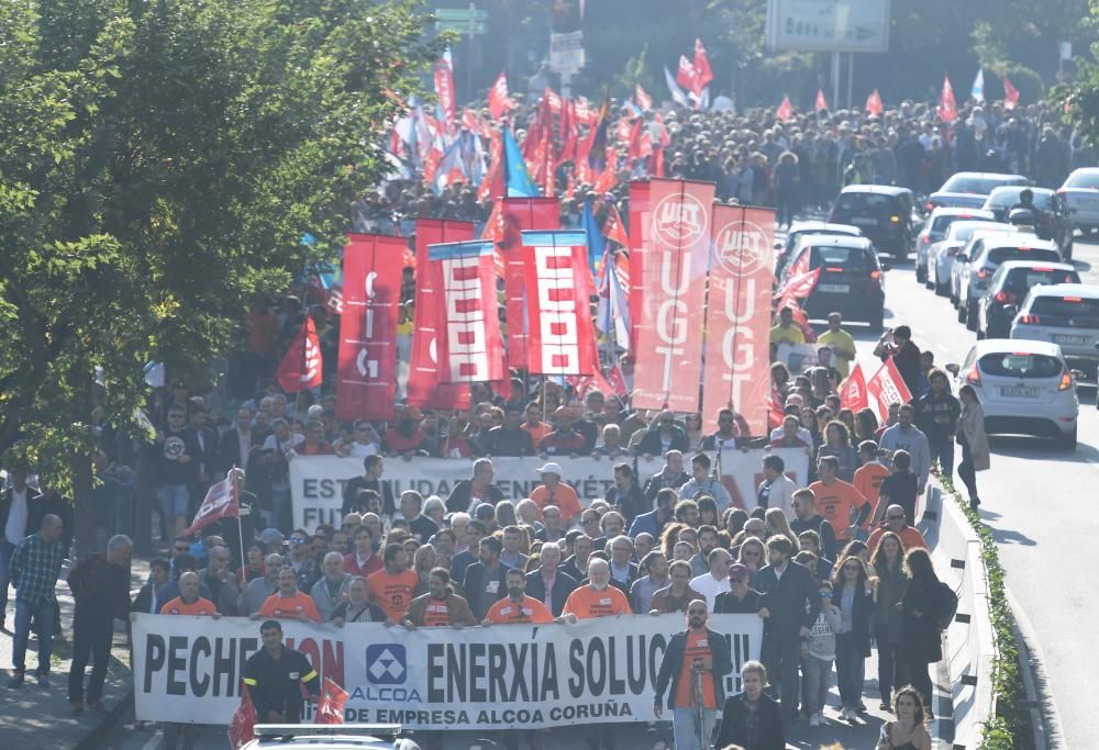 La concentración, que partió de A Palloza hacia la Delegación del Gobieno, contó entre sus asistentes con trabajadores de la planta en Avilés y miembros de la Corporación municipal.