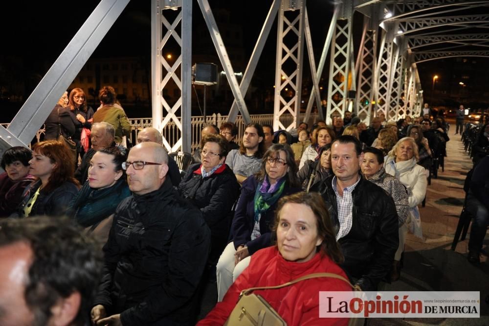 Festival de folclore en el Puente de Hierro