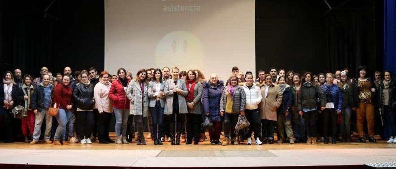 Alcaldesa Loli Castiñeira y Verónica Tourón, en el centro, con las 100 personas seleccionadas. // C. S.