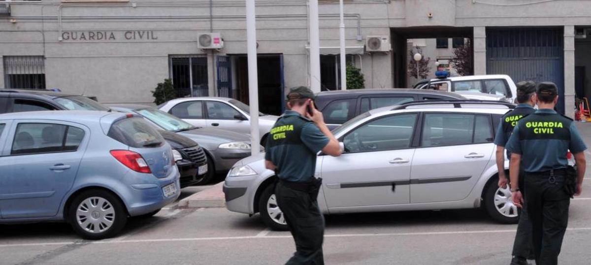Imagen del acceso al cuartel de la Guardia Civil de Torrevieja