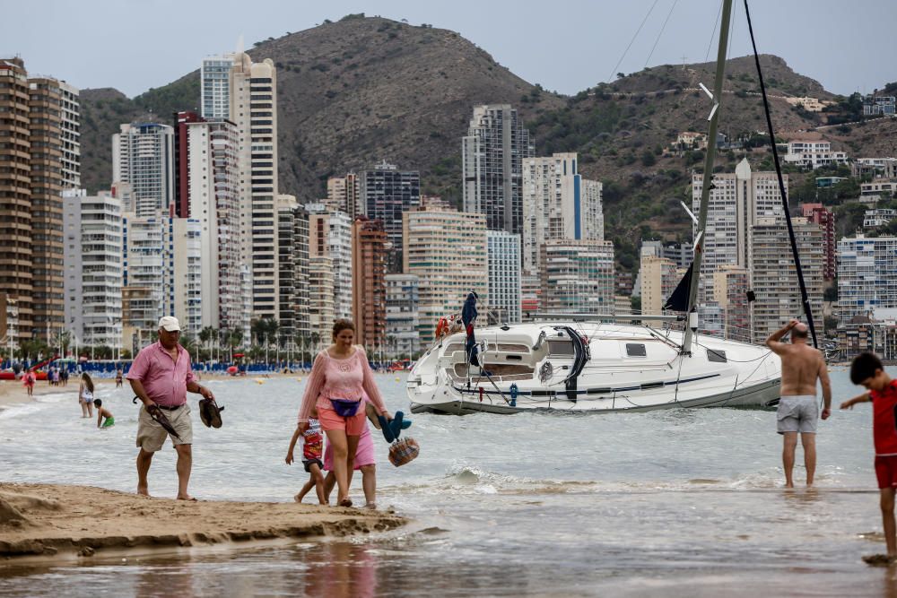 El barco ha quedado varado cerca de la orilla