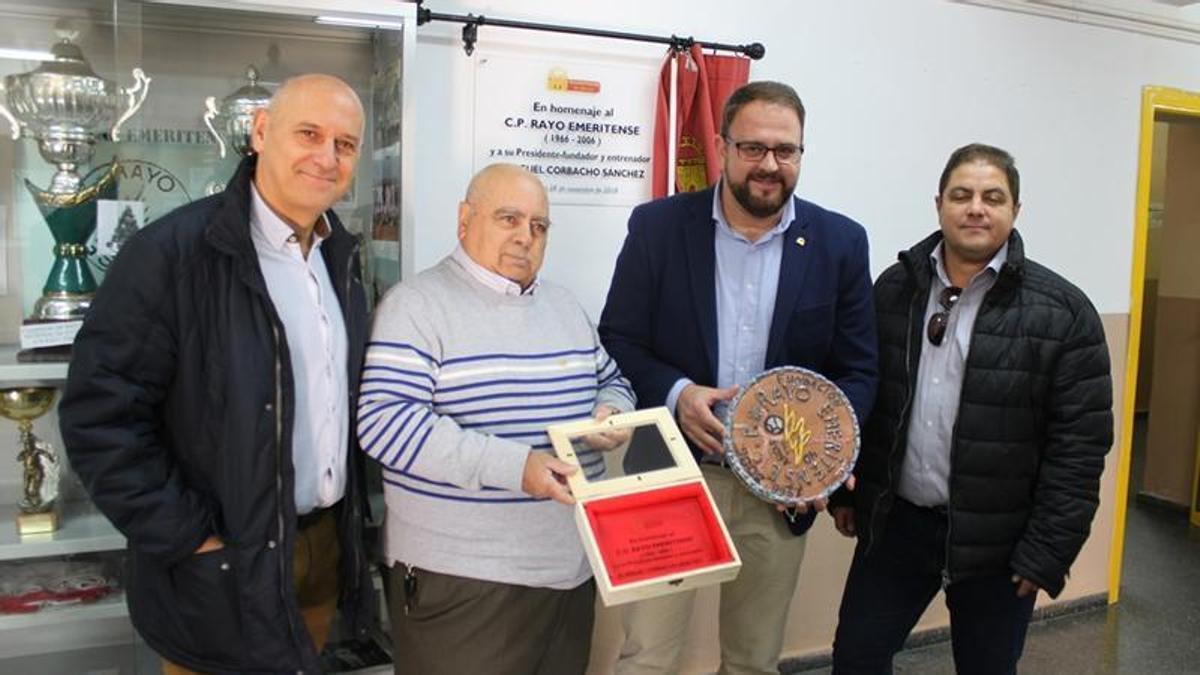 Acto de homenaje al C.P. Rayo Emeritense celebrado en 2018, con algunos de los trofeos y reconocimientos del club expuestos en el polideportivo Diocles.