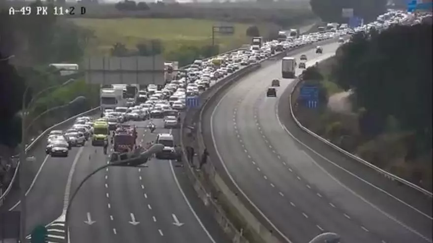 Un coche vuelca tras reventar una rueda en la A-49 y colapsa el tráfico hacia Sevilla