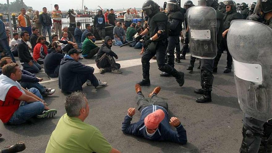 Imagen del año 2010. Disturbios provocados en los muelles tras la creación de Pladimega. // Iñaki Abella