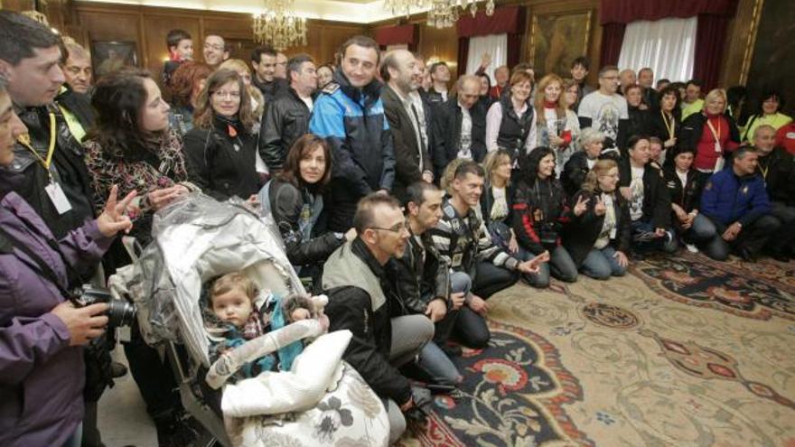 Participantes en la concentración de Policías Moteros, ayer, en el salón municipal de recepciones.