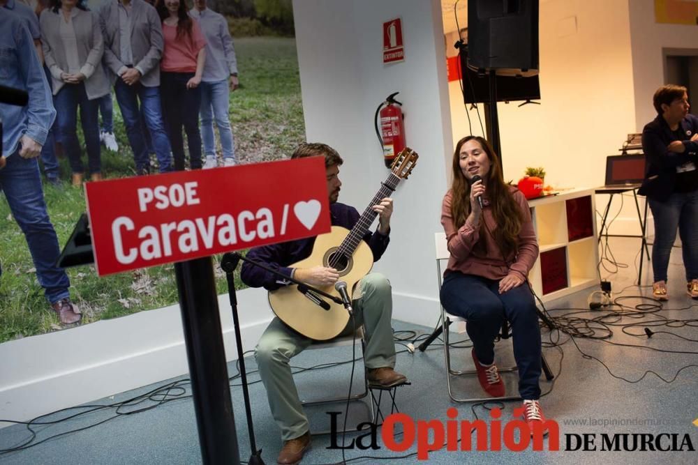 Pegada de carteles en Caravaca