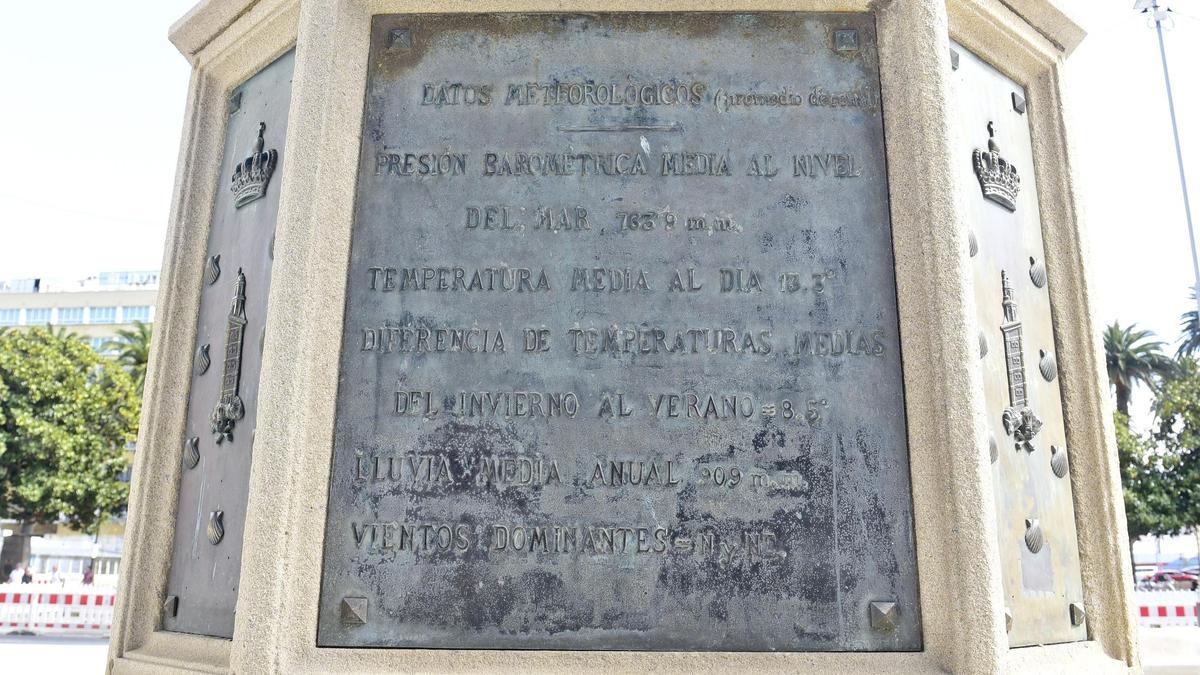 El Obelisco de A Coruña 'miente': así se actualizarían los datos meteorológicos de las placas del monumento más de un siglo después