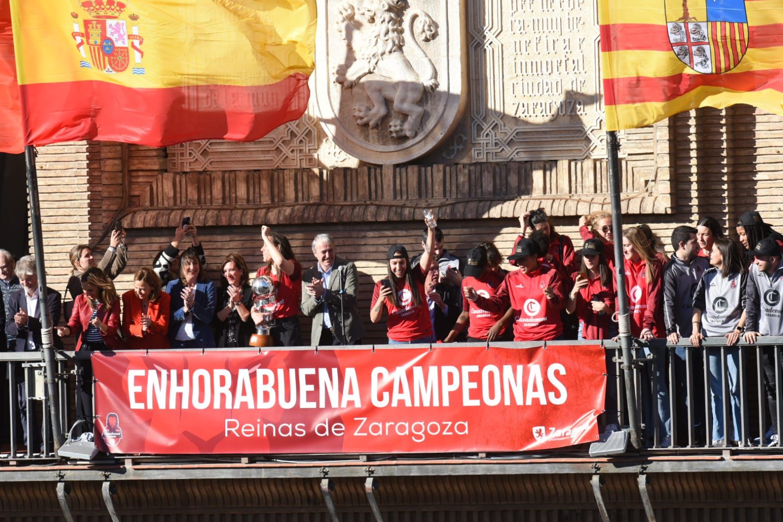 Baño de masas del Casademont Zaragoza en la plaza del Pilar y ofrenda de la Copa de la Reina a la Virgen del Pilar