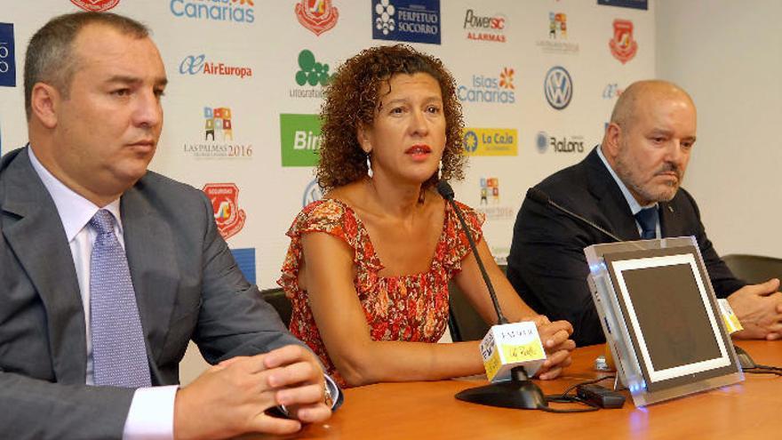 Milagros Luis Brito, durante su etapa como directora general de Deportes del Gobierno de Canarias rodeada por Miguel Ángel Ramírez y Miguel Concepción.