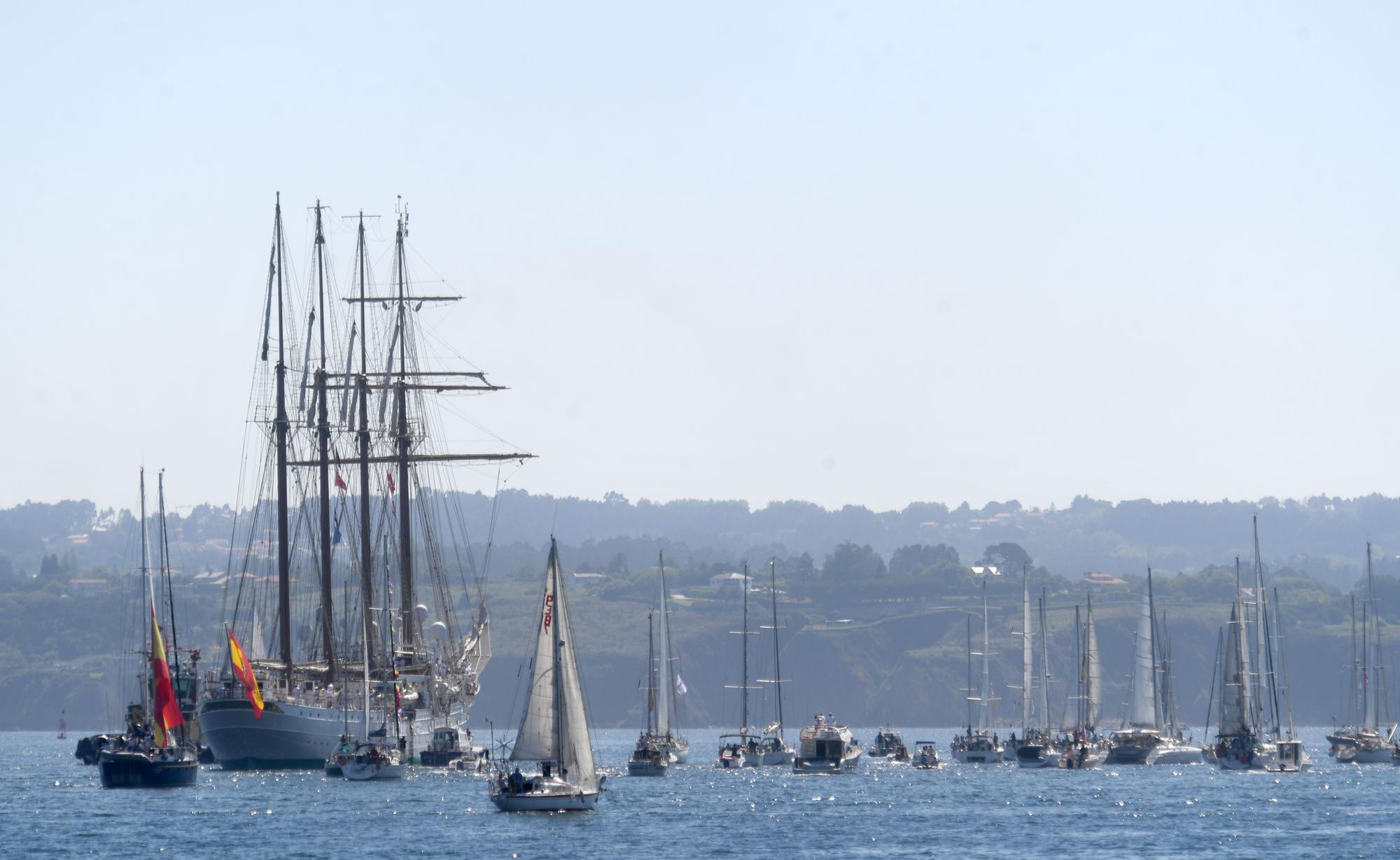 El buque escuela de la Armada Juan Sebastián de Elcano se despide de A Coruña