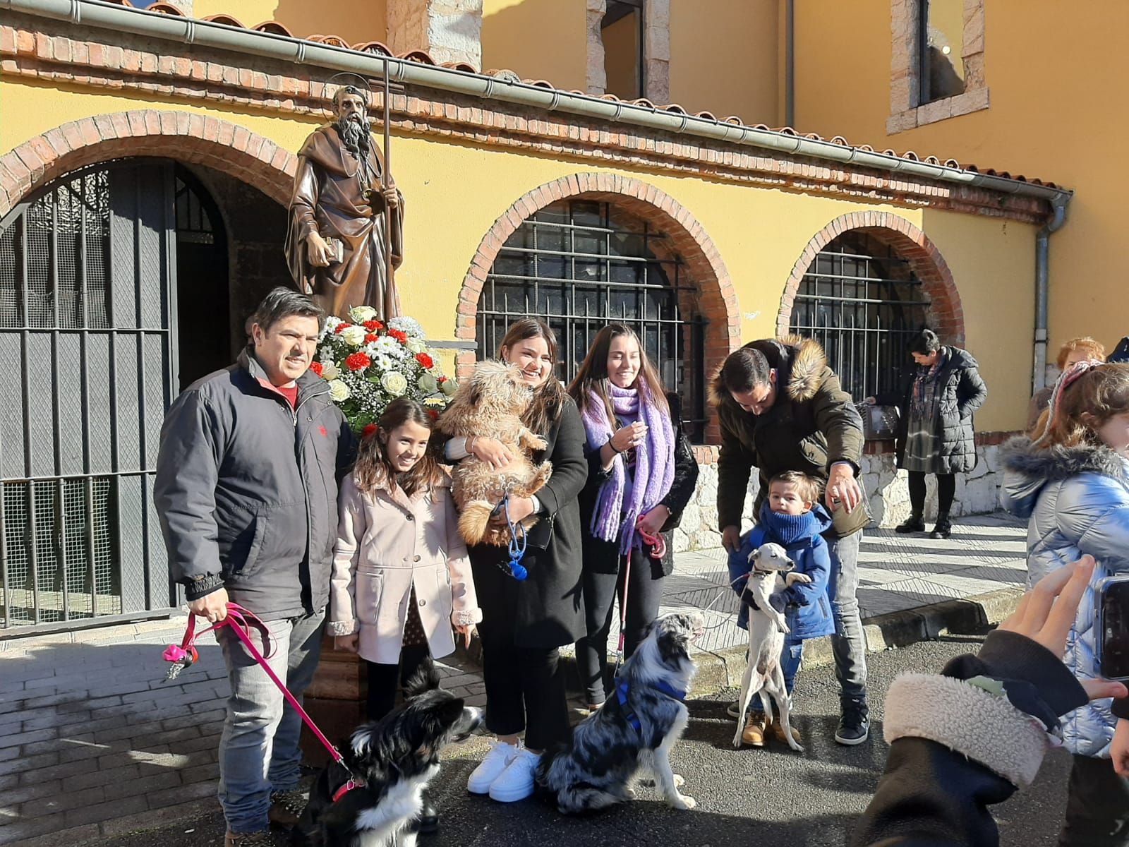 San Antón, hasta la bandera en Lugones: decenas de vecinos llevan a bendecir a sus mascotas