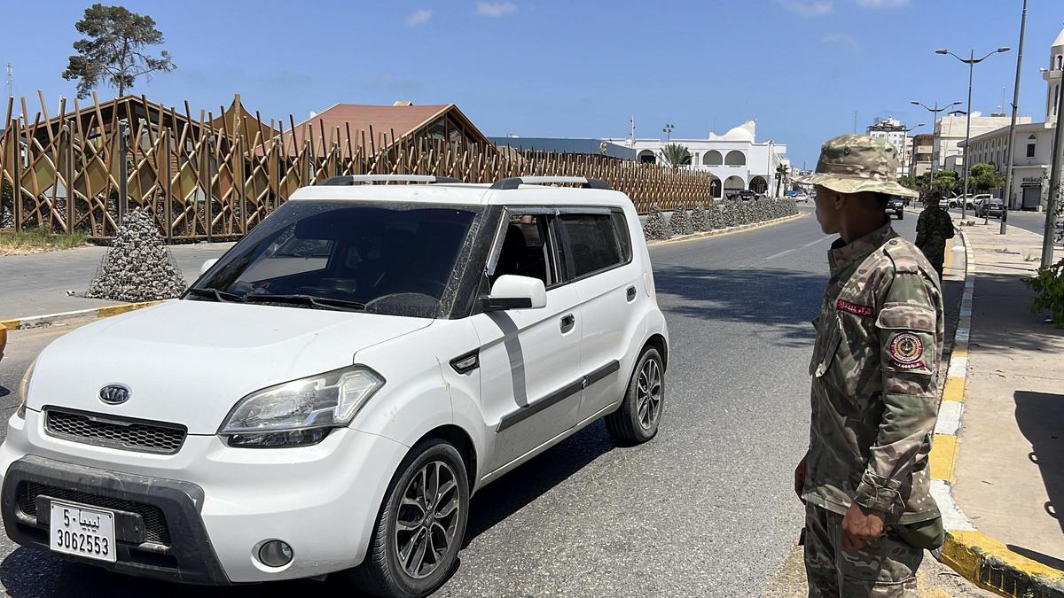 Puesto de control de las fuerzas de seguridad libias en Trípoli, este martes.