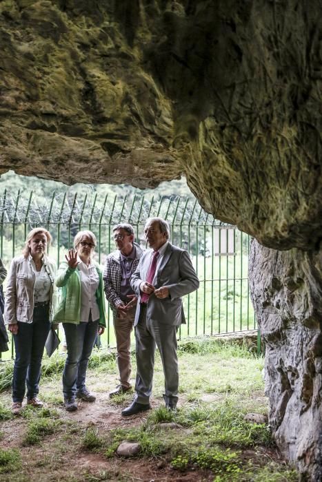 El alcalde de Oviedo, Wenceslao López, visita la cueva de Lluera