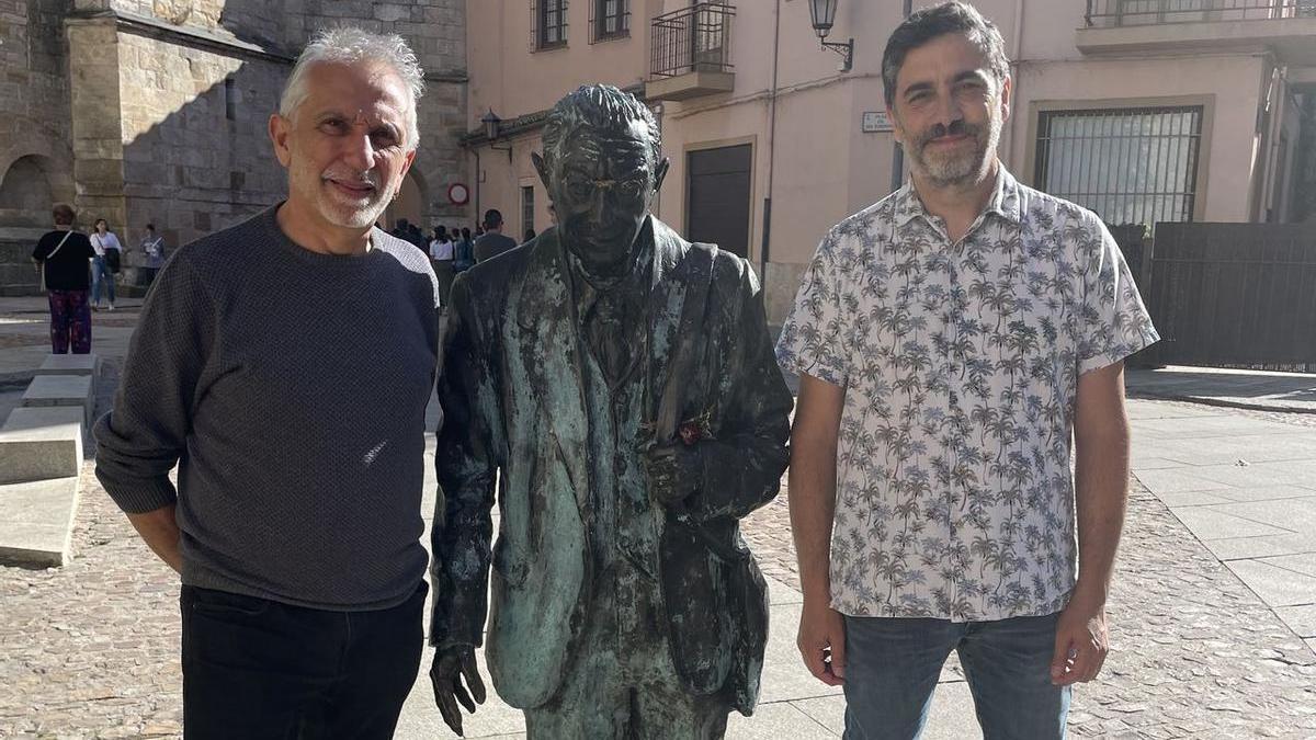 Joan Traver  y Tomás Segarra, coordinadores del curso, junto a una estatua de un maestro.