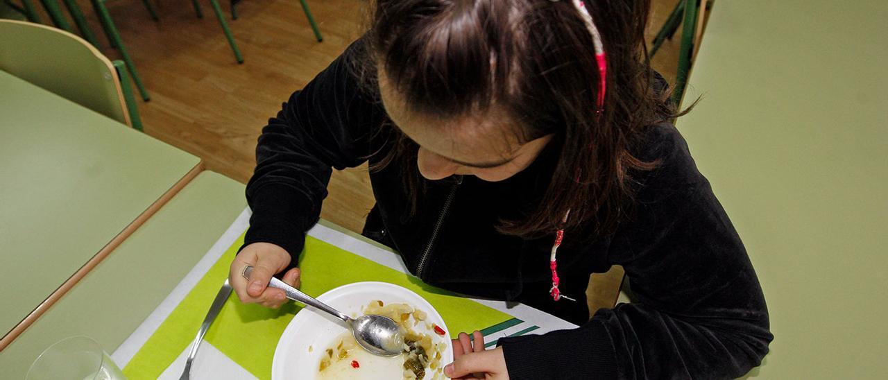 Un grupo de niños en un comedor escolar.