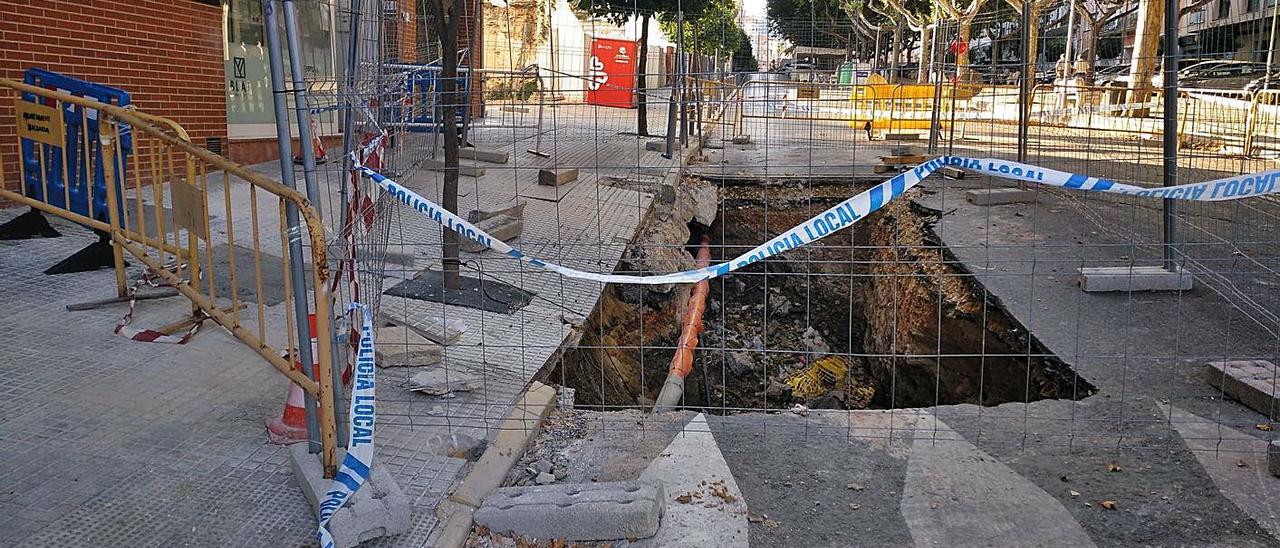 Imagen del socavón en la vía agravado por desprendimientos por las últimas lluvias. | LEVANTE-EMV