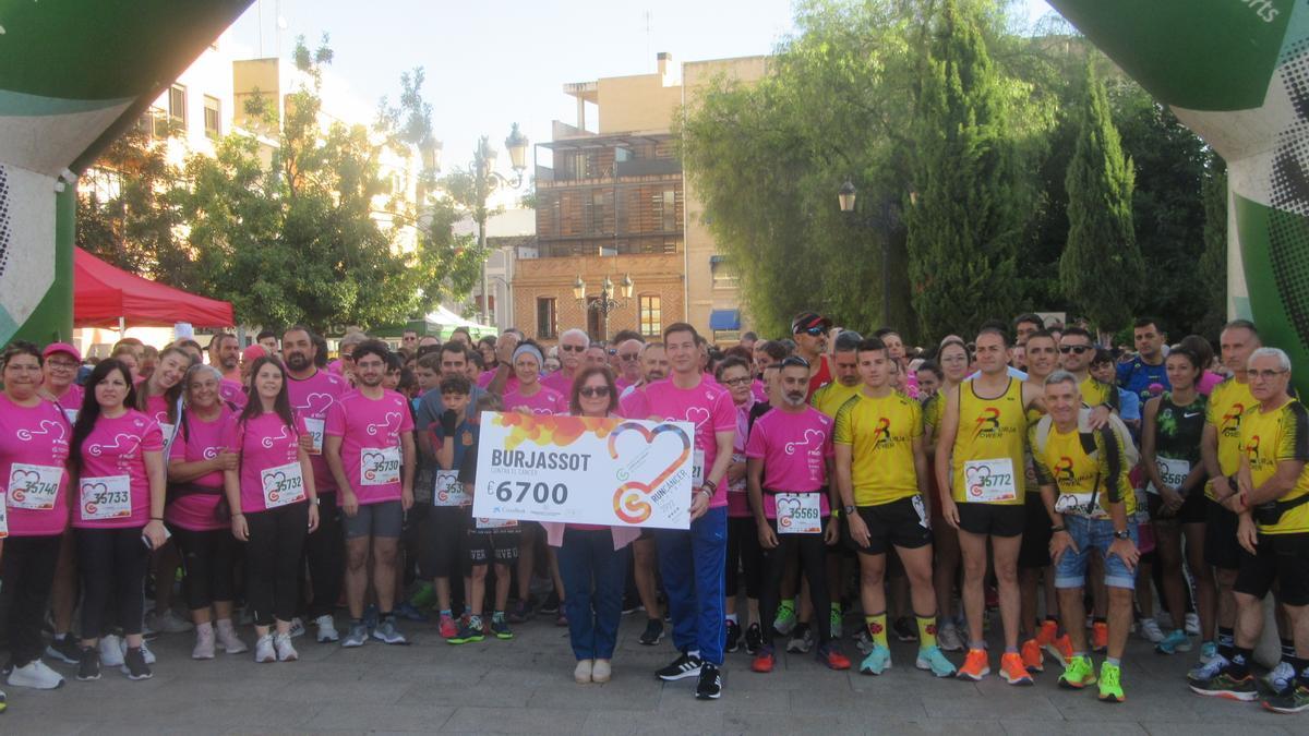 La presidenta de la Junta Local contra el Cáncer y el alcalde muestran la recaudación.