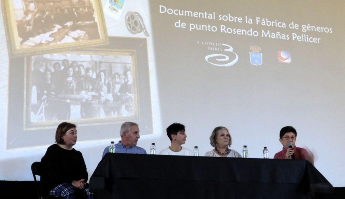 Responsables del documental junto a la alcaldesa, Paula Cruz. | SERVICIO ESPECIAL