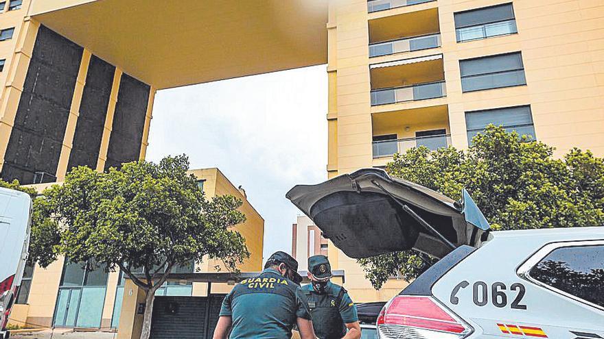 Dos agentes junto a la urbanización donde se inició la pelea.