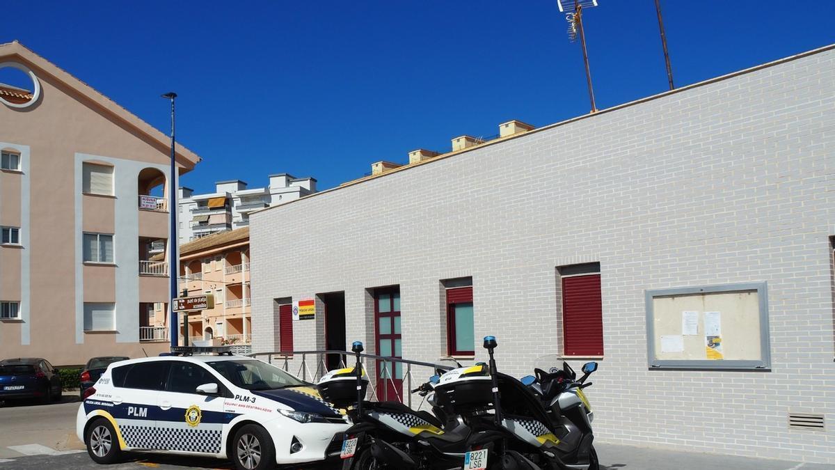 Vehículos de la Policía Local de Miramar frente al retén