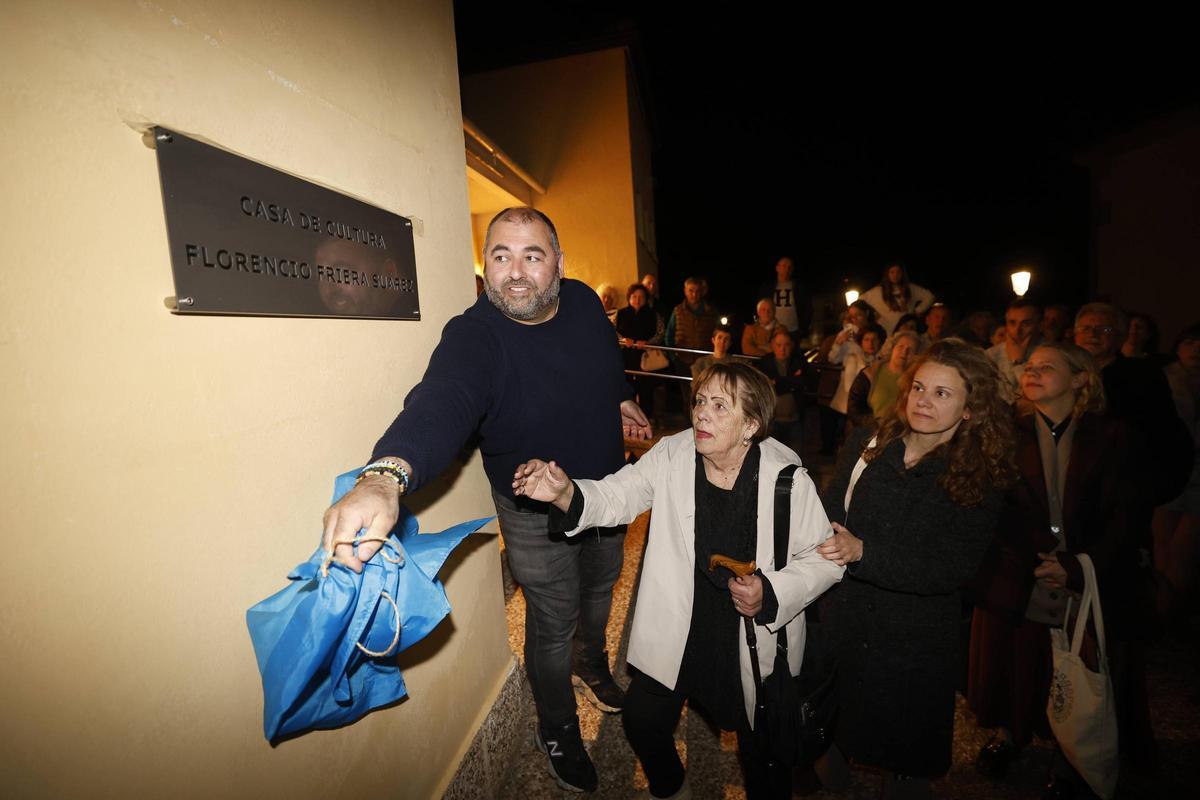 Saúl Bastián descubre la placa junto a la viuda de Floro Friera, Luz Álvarez, y sus hijas Laura y Marta Friera