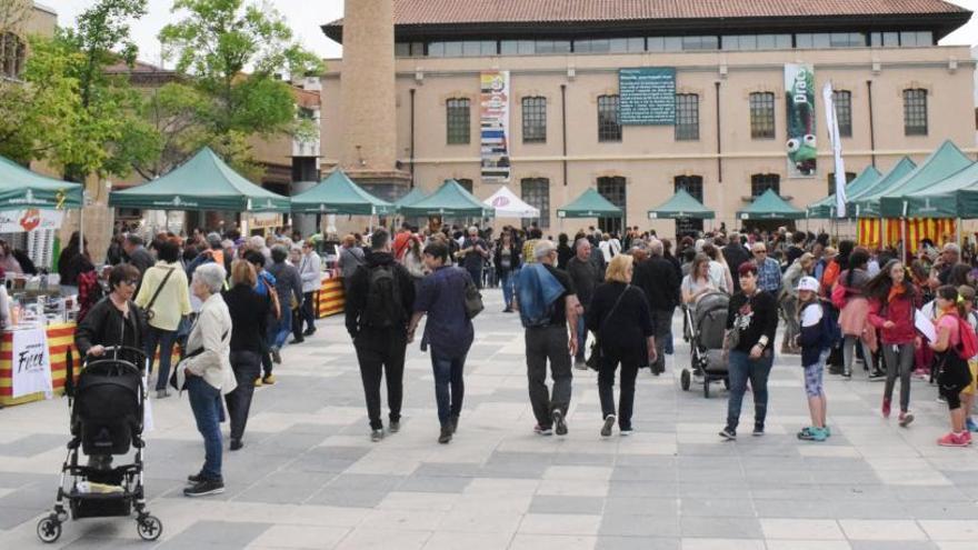 La zona de la plaça de Can Font, amb les parades de Sant Jordi.