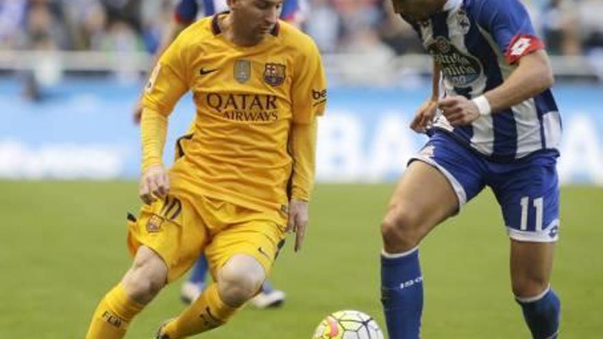 Juanfran intentant controlant Messi en un duel entre el Deportivo i el Barça