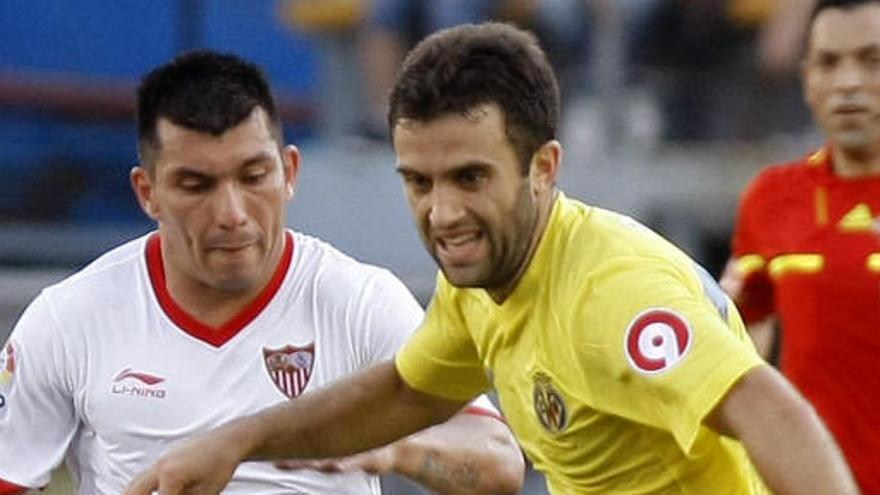l delantero del Villarreal Giuseppe Rossi (d) controla el balón ante el centrocampista chileno del Sevilla Gary Alexis Medel.