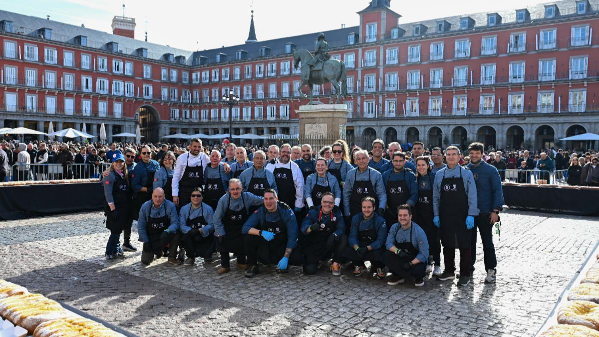 Foto de familia de los participantes en el reparto de la Corona de la Almudena gigante en la Plaza Mayor, organizado por CYRE Madrid, en colaboracin con el Ayuntamiento, este domingo. EFE_Fernando Villar