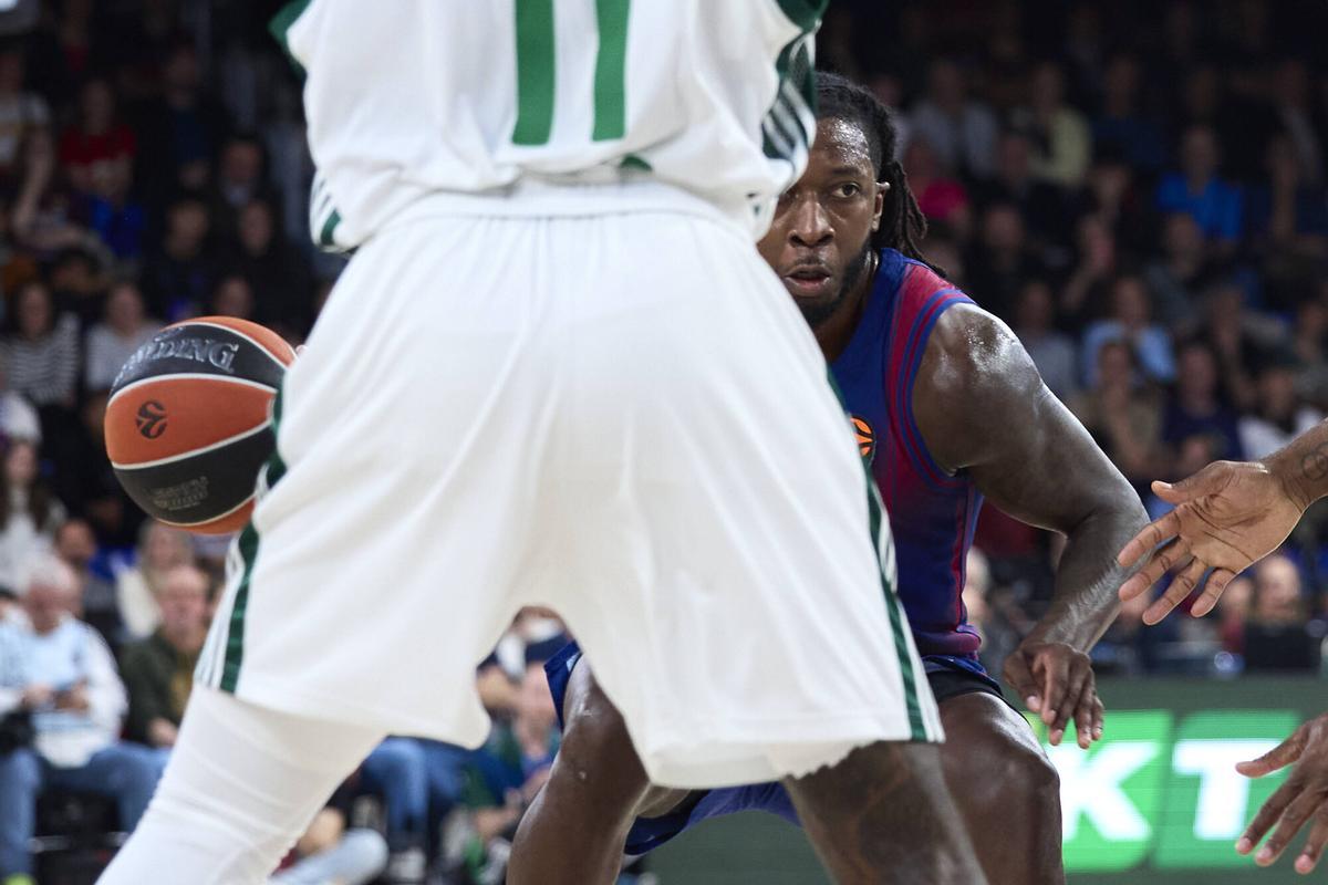 Cale busca un pase detrás de Hayes-Davis.