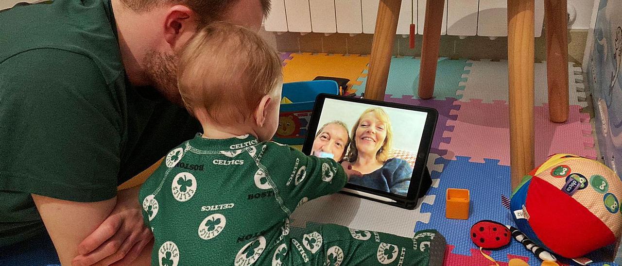 Elliot, acompañado de su padre Dan Petts, echa la mano para tocar a su abuela Heather que lo mira orgullosa desde la pantalla.