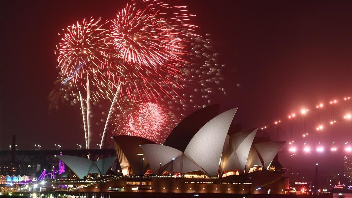 Tradicional espectáculo de fuegos artificiales en el puerto de Sídney como parte de las celebraciones del Año Nuevo en Australia.