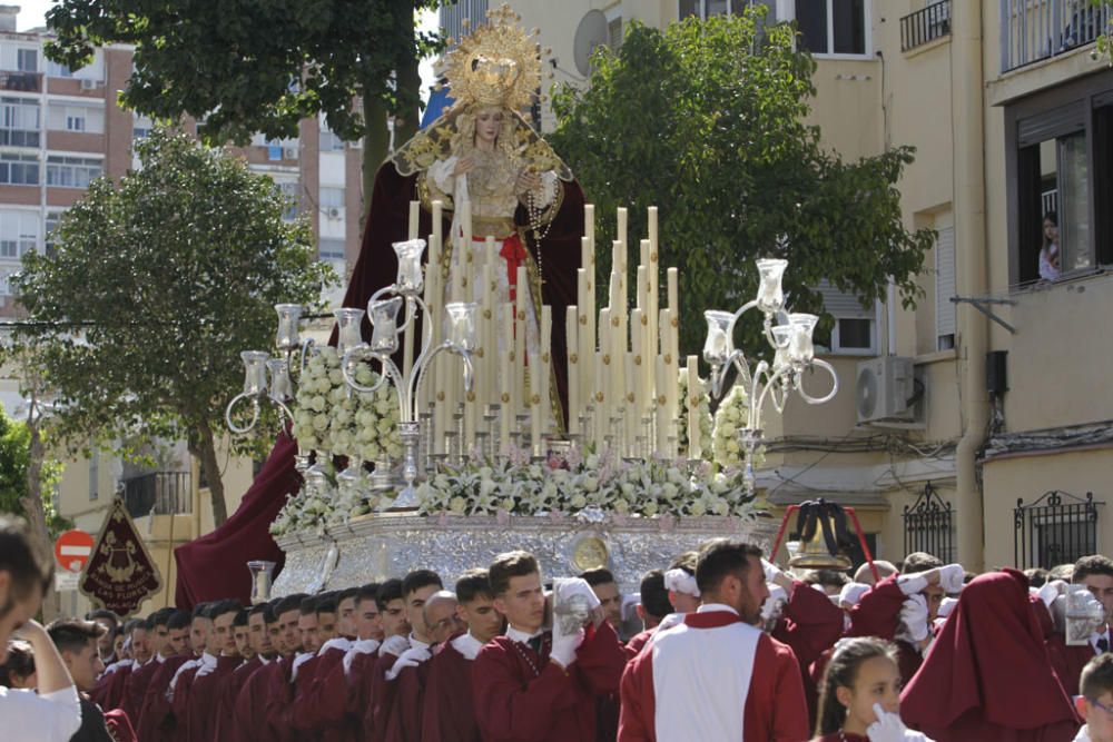 Desde un tinglao conjunto al colegio 'Espíritu Santo', a las cinco de la tarde del Viernes de Dolores comenzaba la Procesión de la Asociación de files de Jesús de la Salvación y la Virgen de la Encarnación.