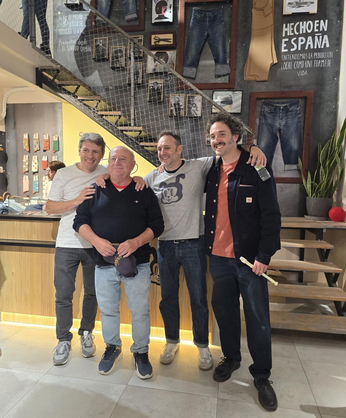 Foto de familia de Capitán Denim: de izquierda a derecha, Oto González Arroyo, José María González Pujol, José María González Arroyo y Juan González Arroyo.