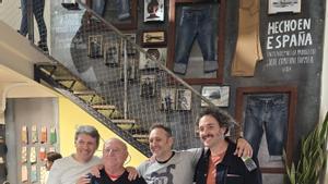 Foto de familia de Capitán Denim: de izquierda a derecha, Oto González Arroyo, José María González Pujol, José María González Arroyo y Juan González Arroyo.